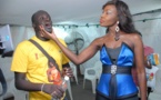 Coumba Gawlo vérifie la dentition de son frère Matar en coulisse !!!