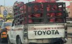 Un véhicule rempli de bonbonnes de gaz Lobbou Mame Diarra Bousso sans rétroviseur, ni plaque d’immatriculation, fait...