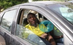 Modou Lô dans son véhicule
