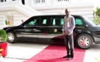 Le journaliste Birahim Touré de Zik Fm devant la limousine du Président américain