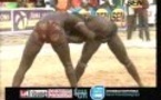 [Regardez!] Victoire de Modou Awa Tine sur Ousmane Diop en 3 minutes 30 secondes