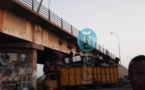 Regardez! Un camion extrêmement surchargé veut passer sous le "Pont Sénégal 92"