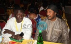 Les comédiens Pape Faye et Kader Pichininiko à table