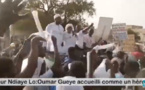 SANGALKAM: PASSAGE DE OUMAR GUEYE À KEUR NDIAYE LO, LES POPULATIONS SORTENT AVEC DES FOULARDS BLANCS POUR ACCUEILLIR LE MAIRE.