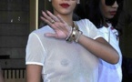 Rihanna dévoile sa poitrine sous une tenue transparente, sans soutien-gorge !