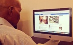 Photo: L’ancien chef de l’Etat, Me Wade est en train de « facebooker »