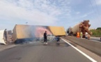 Autoroute à péage: Les embouteillages de plus en plus mortels, un camion se renverse et prend feu (Vidéo)