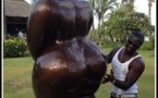 Photo- Akon et la statue: No comment!