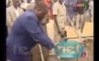 [Regardez!] Le président Macky Sall sait aussi faire des briques de ciment. 