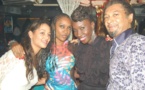 Adama Paris pose avec le couple Bathily 