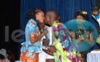 Djiby Dramé embrasse son épouse sur la scène du Grand Théâtre