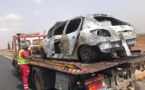 Images impressionnantes : une voiture prend feu sur l’autoroute à péage