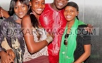 Abdou Guitté Seck posant avec ses fans