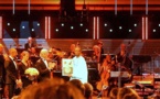 Photo de Youssou NDOUR recevant son prix des mains du Roi de Suède