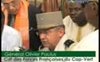 Un commandant des Forces françaises du Cap-vert accroupi devant Serigne Sidy Mokhtar Mbacké. Regardez