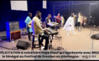 Waly B. Seck félicite Pape Diouf, représentant du Sénégal au Festival de Dresden, Allemagne