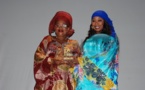 La styliste Thiané Diagne recevant le prix "Ragnée" des mains de Aïda Mbodji