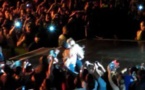 [Vidéo] Un fan surexcité fait tomber Beyoncé sur scène.