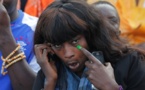 Ndèye Guèye collée à son téléphone
