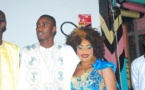 Wally Seck pose avec une de ses nombreuses admiratrices 