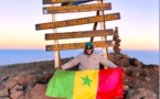Découverte: Un marocain amoureux du Sénégal avec son drapeau au Mont Kilimanjaro