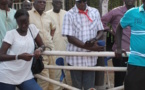 Me El Hadji Amadou Sall sur des béquilles