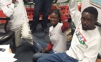 Vidéo: Des Gambiens s'enchaînent dans les locaux de leur ambassade aux Etats-Unis pour dénoncer le régime de Jammeh