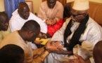 Quand Macky Sall s’agenouillait devant « celui qu’il qualifiait de Citoyen ordinaire » pour « Diébelou » ou acte d’allégeance 