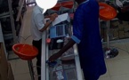 [Vidéo exclusive] CA S’EST PASSE A DAKAR – Un voleur en « Ganila » s’empare d’un « Galaxy », sous les objectifs de la vidéosurveillance.