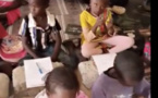 Kolda: Une enseignante radiée pour avoir filmé ses élèves assis à même le sol