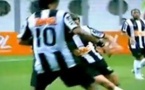 Vidéo: A la fin d’un match Ronaldinho est détroussé par des joueurs africains. Regardez