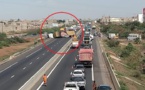 Autoroute à péage / Pour chargement défectueux: Un transporteur de bœufs attrait à la barre