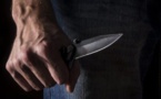 Le marabout menace son colocataire avec un couteau