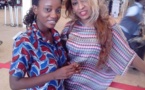 Viviane pose avec une fan congolaise