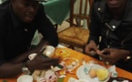 Samba Keinde déjeune avec son ami Waly Seck