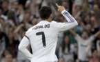(4) Photos: Cristiano Ronaldo présente son Ballon d’Or à ses coéquipiers du Real Madrid. Regardez
