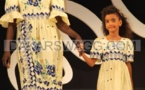 Le mannequin Mamy Sobelle et sa fille sur le podium lors du défilé final de Sira vision édition 2013