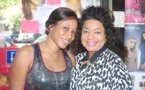 Aida Samb pose avec une fan new-yorkaise