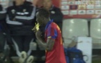 Vidéo: Famara Diédhiou sanctionné par l’arbitre pour avoir mangé une banane