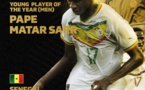 Pape Matar Sarr remporte le trophée du Meilleur Jeune de l’année ! #CAFAwards2022