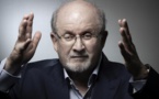 Etats-Unis: Salman Rushdie, poignardé, placé sous respiration artificielle, pourrait perdre un oeil