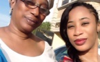 Rei Diallo, la soeur de Adiouza, pose avec sa maman 