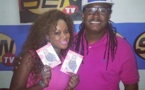 Adja Astou de Sen Tv pose avec Awadi 