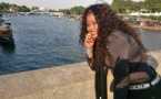 Fatou Abdou Ndiaye toute heureuse devant La Seine