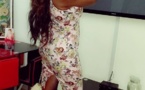 Mbathio se la joue sexy dans son salon… Regardez