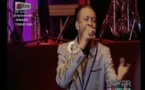 Souvenir: You chante Wade devant Aida Ndiongue