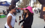 Adiouza en pleine discussion avec son amie Aïda Samb 
