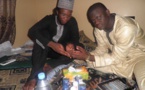 Omaro recueillant les prières de Serigne Baye Cissé