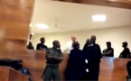 Vidéo: Karim Wade dans la salle d'audience du Tribunal de Dakar 