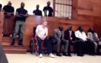 Procès Karim Wade : Bibo Bourgi se présente sur chaise roulante devant le juge (video)